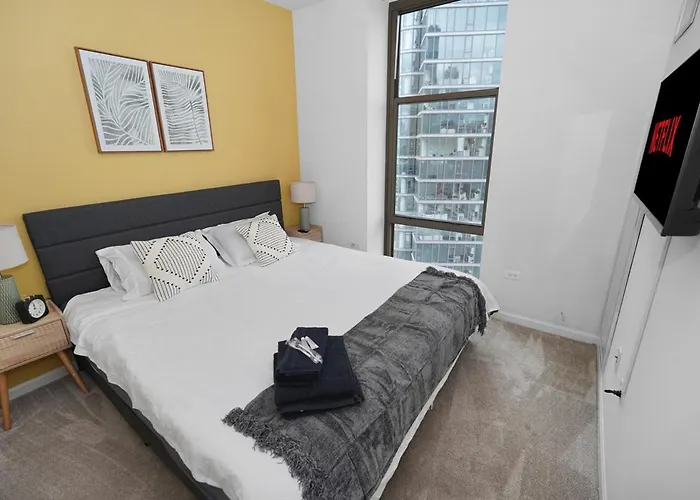 Luxury 21st Floor Skyline Views Near Grant Park *