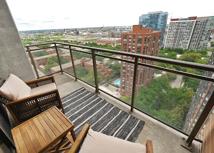 Luxury 21st Floor Skyline Views Near Grant Park