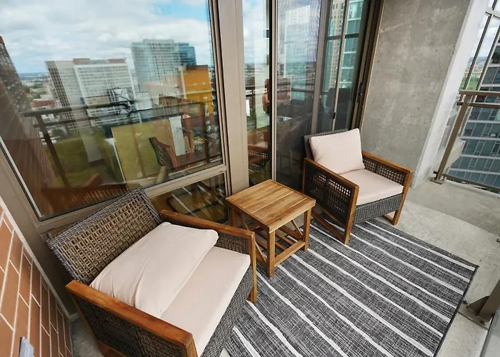Luxury 21st Floor Skyline Views Near Grant Park