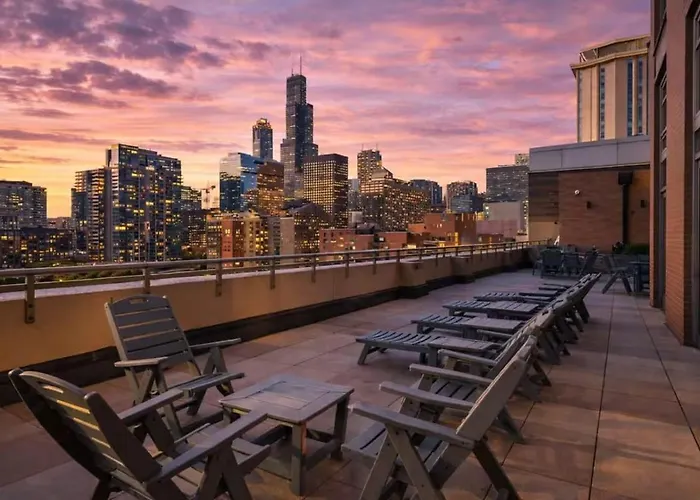 Luxury 21st Floor Skyline Views Near Grant Park Chicago